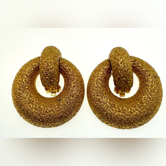 Rare Vintage 1970s Signed Kenneth Lane Gold Tone Blast Finish Clip On Earrings - Picture 3 of 8